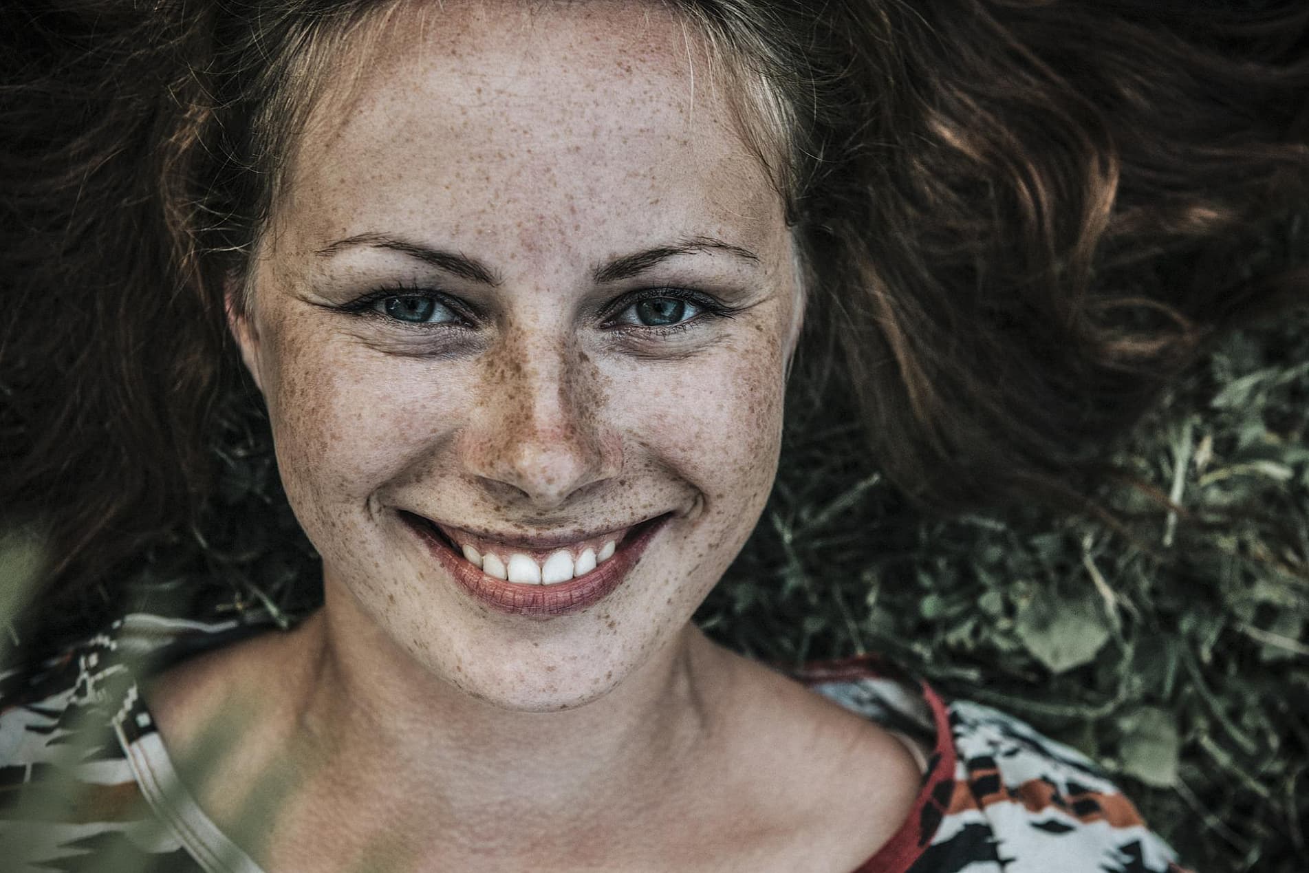 Gesicht einer lächelnden jungen Frau, endlich schuldenfrei Schuldnerberatung Hamburg-Eimbüttel