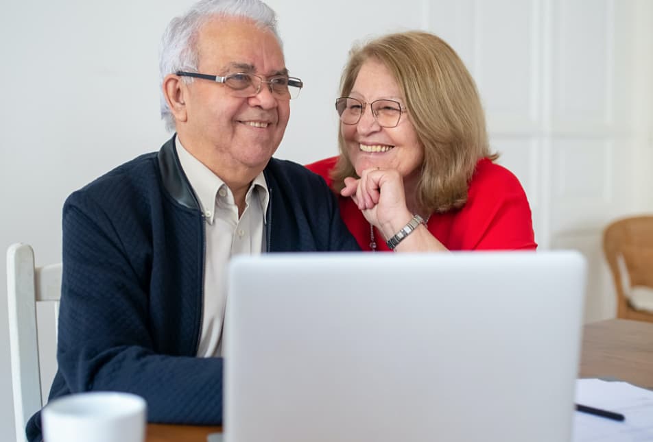 Rentnerehepaar kann endlich schuldenfreien Ruhestand genießen, dank Hilfe durch Insolvenzberater Hamburg
