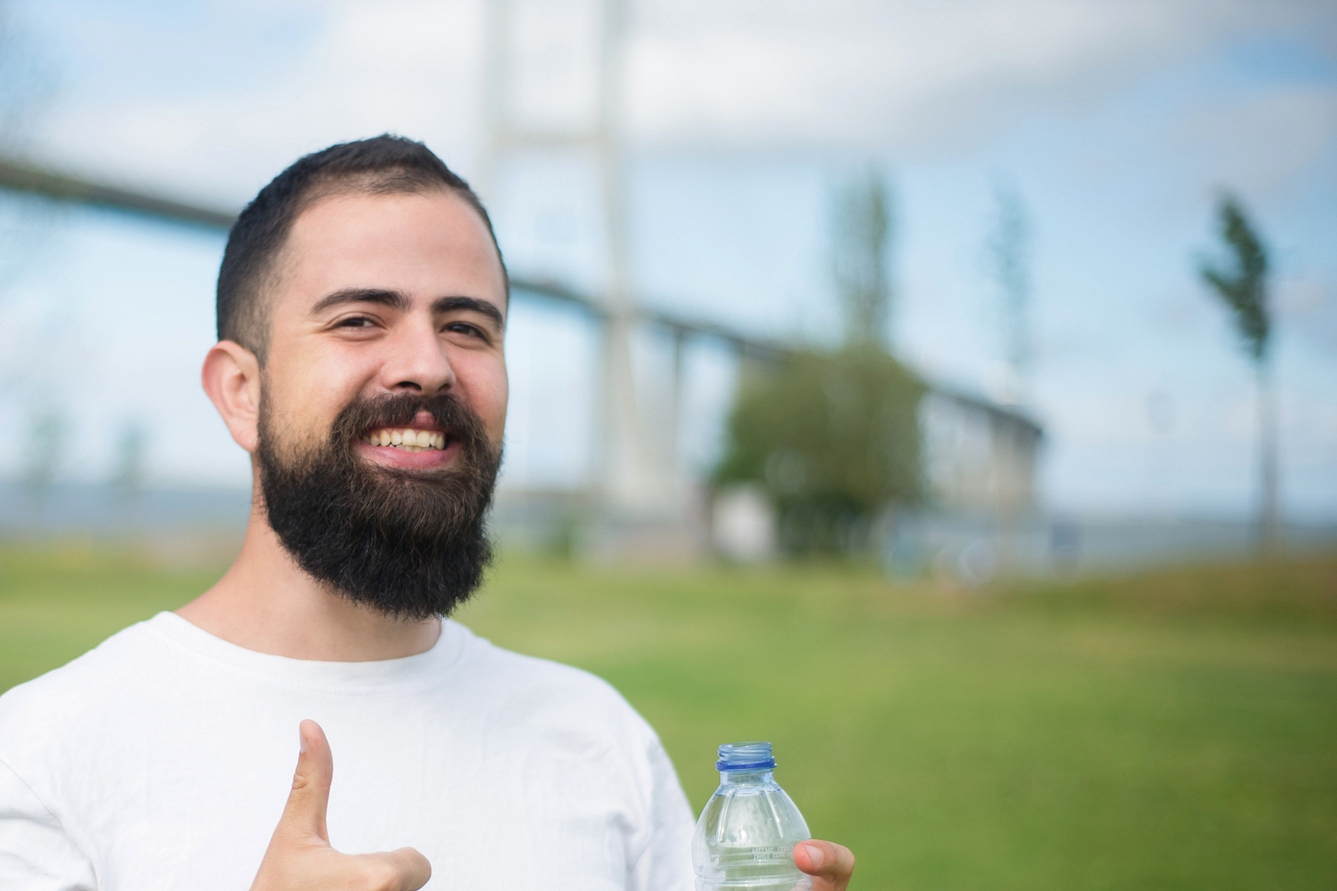 Junger Mann zeigt Thumb-up für Beratung und Hilfe der Schuldner-Hotline Barmstedt