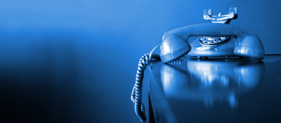 Telefon mit Wählscheibe auf spiegelblanke Tisch.